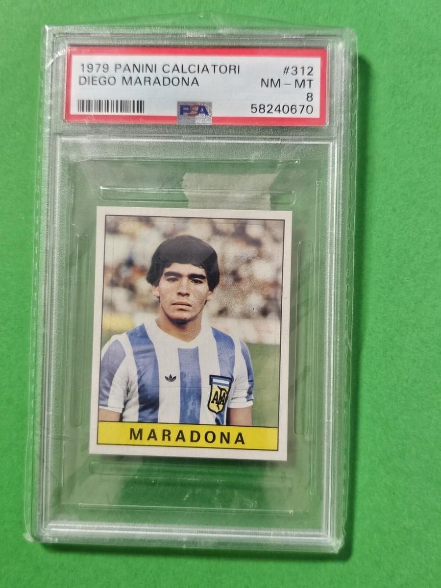 1979 թվականի Panini Calciatori №312 Դիեգո Մարադոնայի սթիքերը՝ PSA-ի կապսուլայում, NM-MT 8 գնահատականով