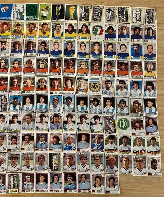 Սեղանին շարված տասնյակ հին Panini սթիքերներ՝ 1982 թվականի աշխարհի առաջնության հավաքականների խաղացողներով